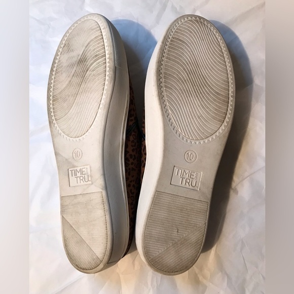 TIME AND TRU SIZE 10 LEOPARD SLIPPERS EUC - Picture 3 of 3